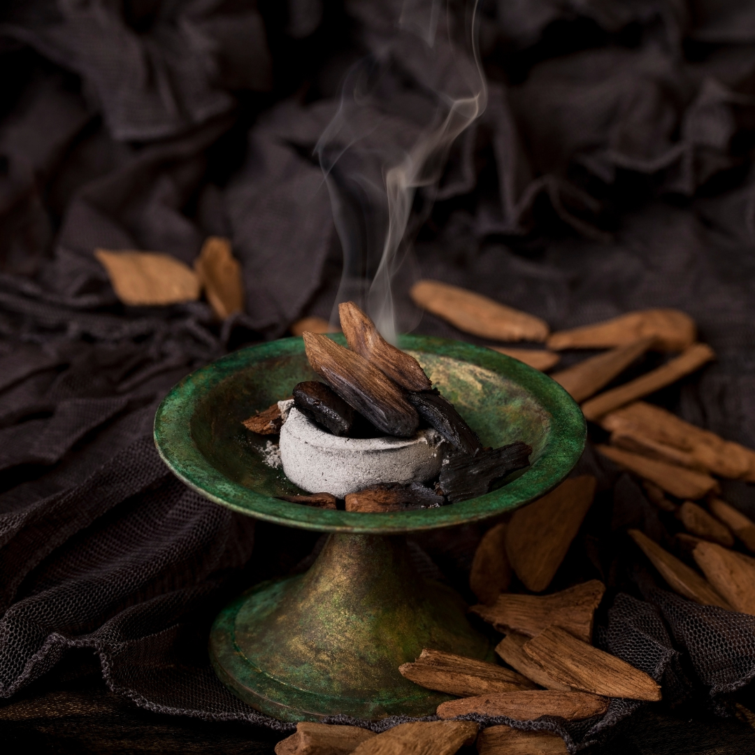 Image of smoky oud burning, representing the exotic and alluring scent of spicy and smoky perfumes.